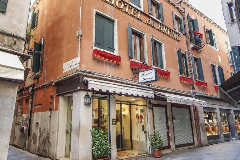 Fasada hotelu Do Bruno w Wenecji, Włochy.