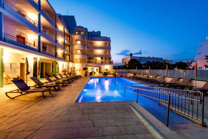 Basen hotelowy i leżaki o zmierzchu.