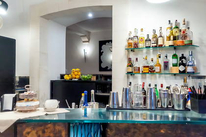 Bar z półkami uginającymi się od alkoholu i owoców.