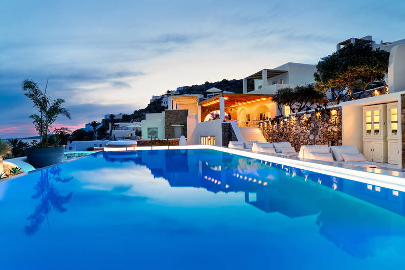 Basen w luksusowym kurorcie o zmierzchu.