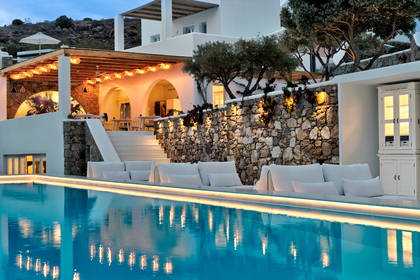 Luksusowy hotel z basenem w stylu greckim.