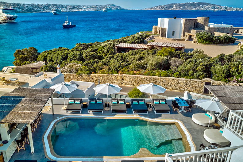 Basen i leżaki w luksusowym kurorcie, widok z góry.