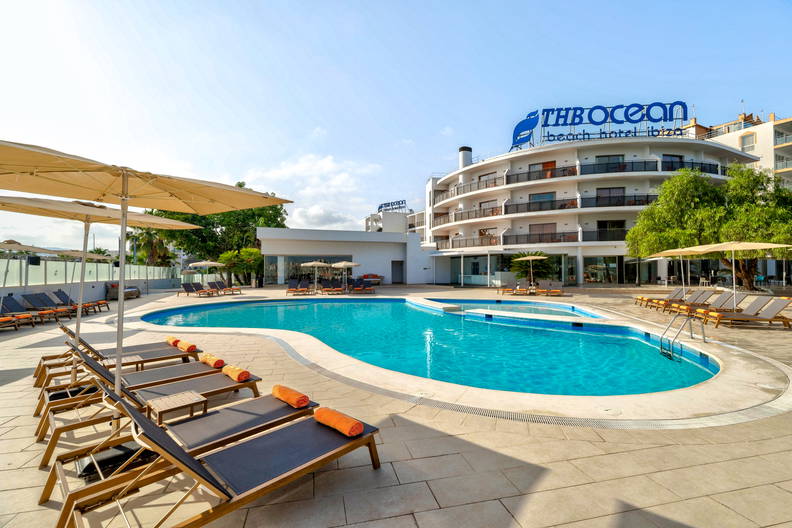 Basen w hotelu THB Ocean Beach na Ibizie.