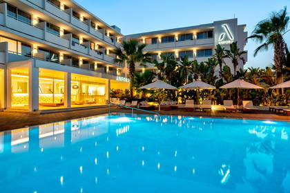 Hotel Anfora z basenem i leżakami do opalania.