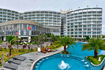 Panorama hotelu Muong Thanh Phu Quoc z basenem i palmami.