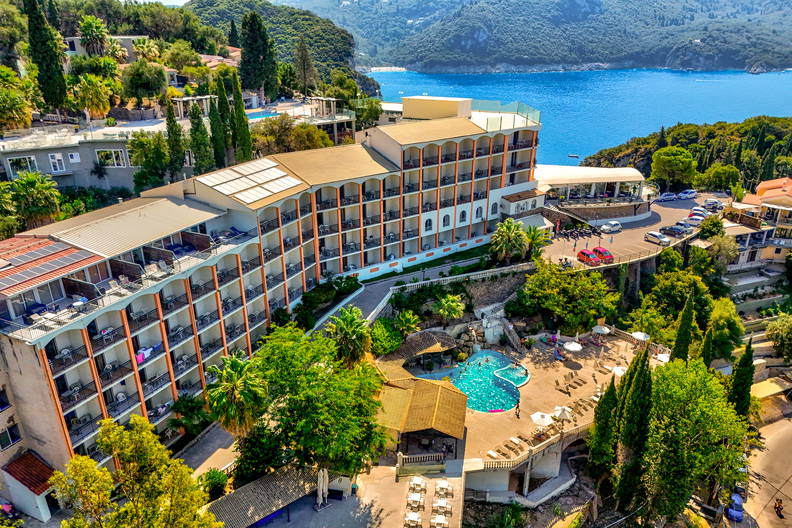 Hotel z basenem na wzgórzu, widok z lotu ptaka.