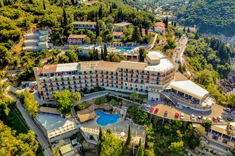 Kompleks hotelowy otoczony zielenią, widok z lotu ptaka.