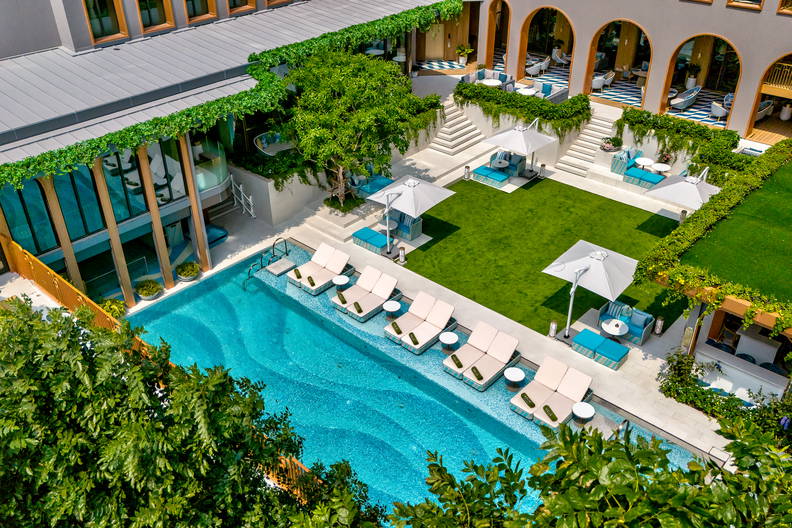 Basen i przestrzeń do wypoczynku sfotografowane z lotu ptaka.