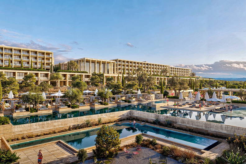 Luksusowy hotel z basenami i leżakami.