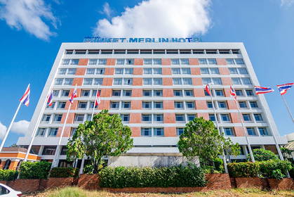 Fasada hotelu Phuket Merlin udekorowana tajskimi flagami.