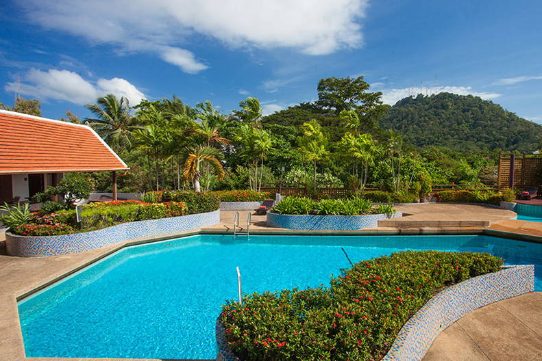 Basen otoczony tropikalną roślinnością.