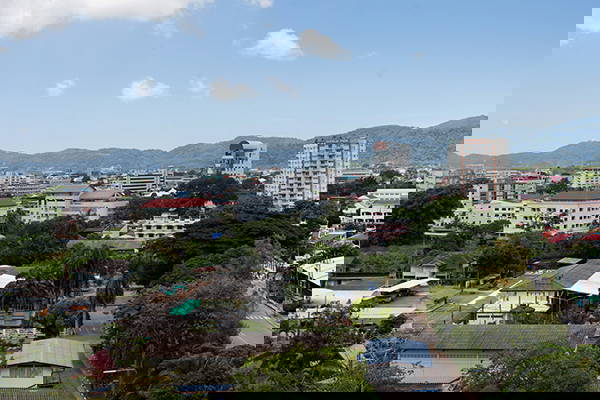 Miasto z górami w tle.