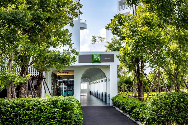 Wejście do hotelu Ibis Styles w Phuket City.
