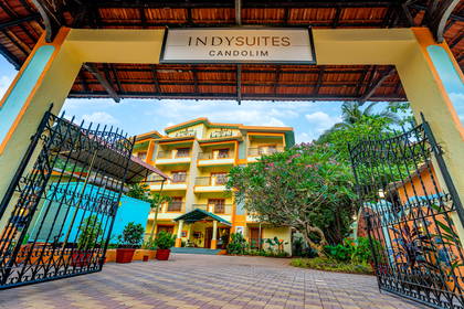 Widok na Indysuites Candolim zza otwartej bramy.