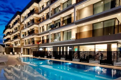 Hotel z nocnym oświetleniem basenu.
