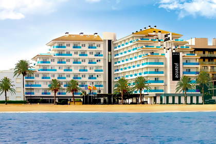 Hotel Acuazul widziany z plaży.