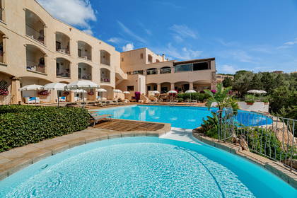 Kompleks hotelowy z basenami i parasolami.