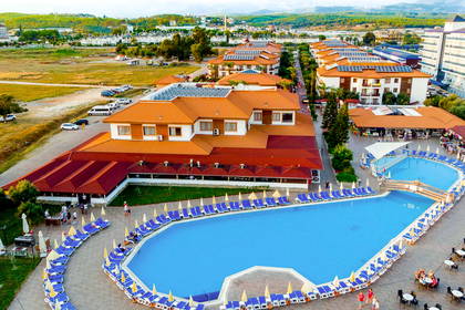 Hotel z basenem i leżakami, widok z góry.