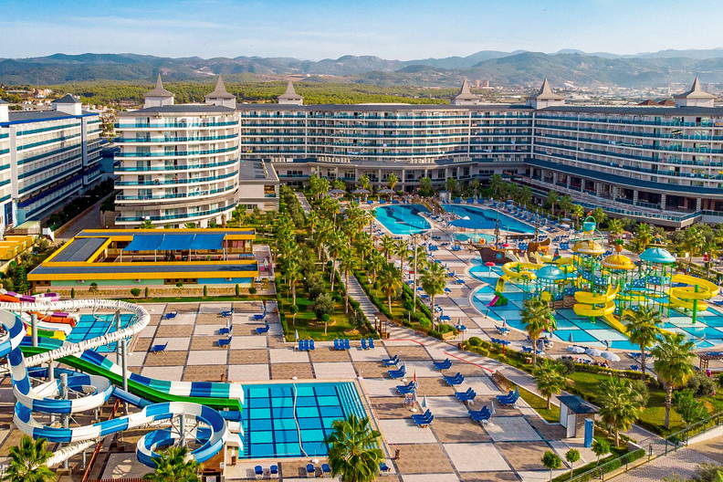 Kurort z basenami i zjeżdżalniami wodnymi, widok z góry.