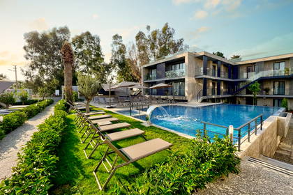 Hotel z basenem i leżakami.
