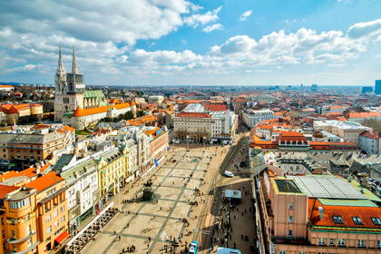 Panorama Zagrzebia z katedrą w słoneczny dzień.