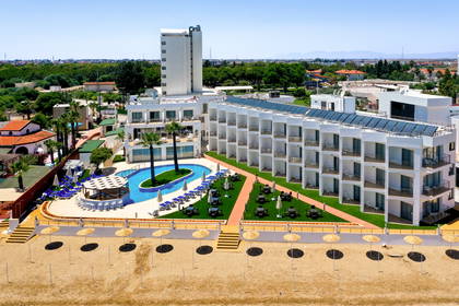 Luksusowy hotel z basenem przy plaży, widok z góry.