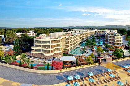 Widok z lotu ptaka na luksusowy hotel na plaży.