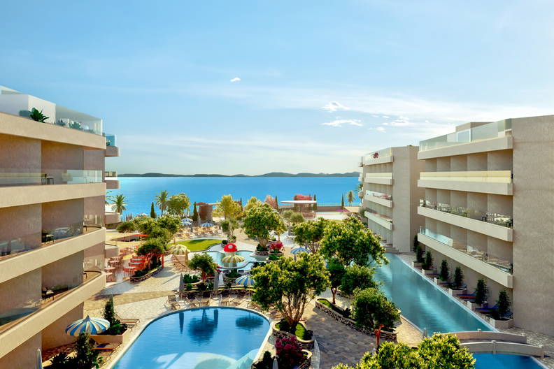 Kompleks hotelowy z basenami, widok z góry. W tle morze.