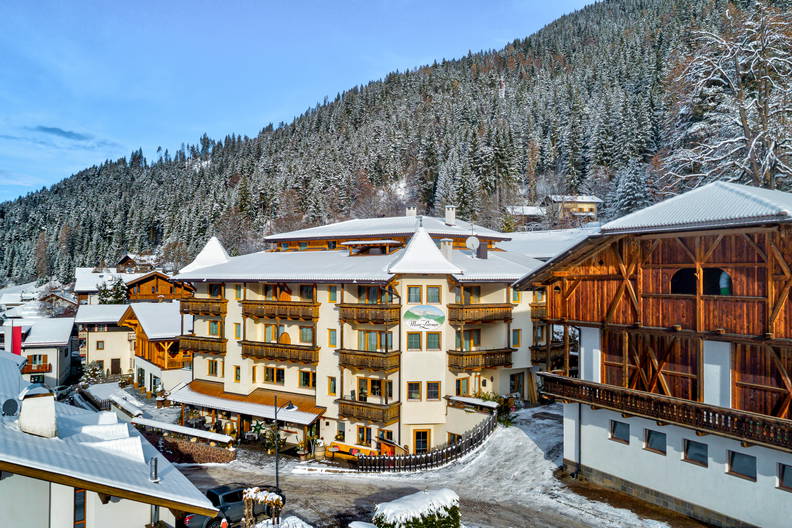 Ośnieżony hotel w górach.