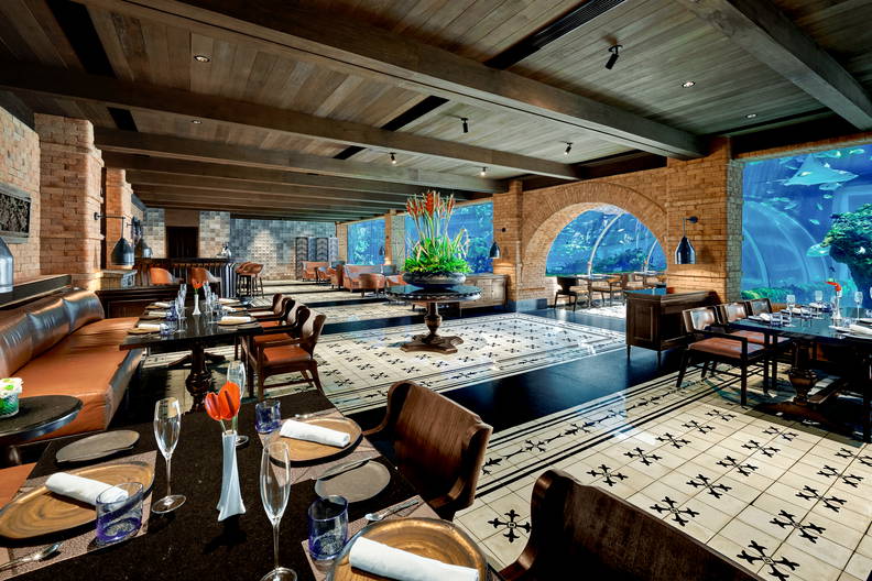Elegancka restauracja z akwariami.