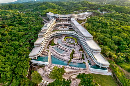 Luksusowy hotel otoczony zielenią, widok z lotu ptaka.