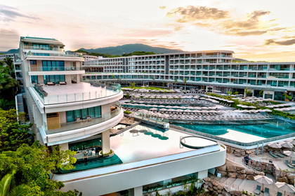 Luksusowy hotel z basenami i parasolami.