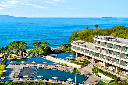 Hotel z basenami i widokiem na morze.