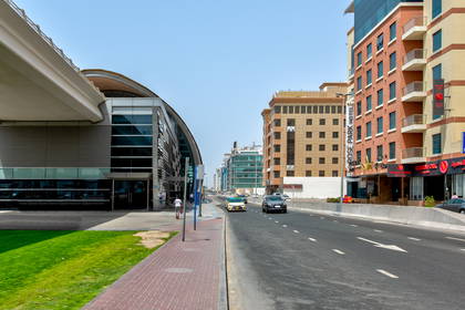 Ulica w Dubaju z nowoczesną architekturą.