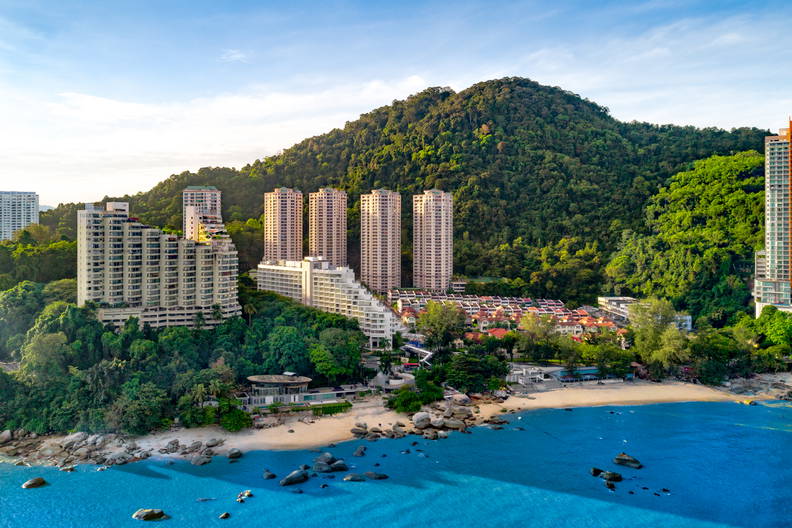 Plaża i hotele widziane z lotu ptaka.