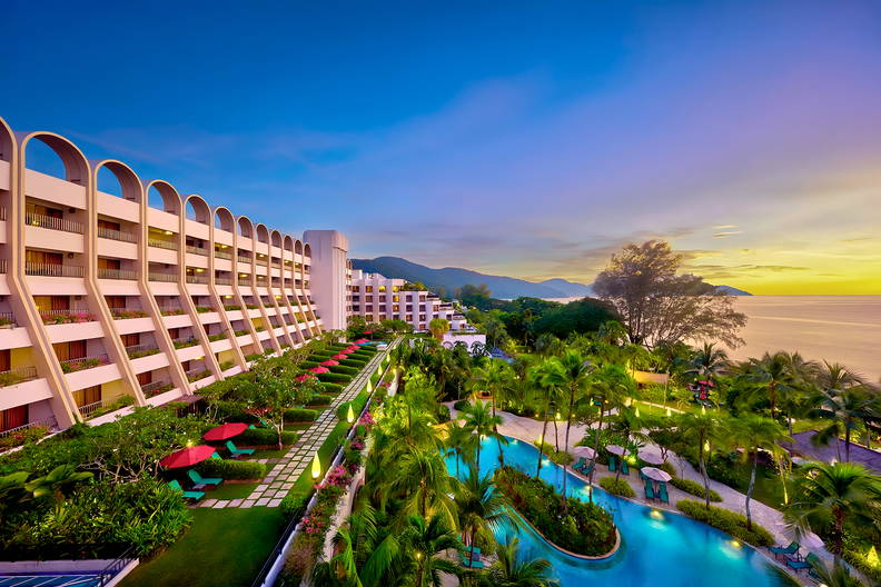Hotel z basenem nad oceanem o zachodzie słońca (widok z góry).