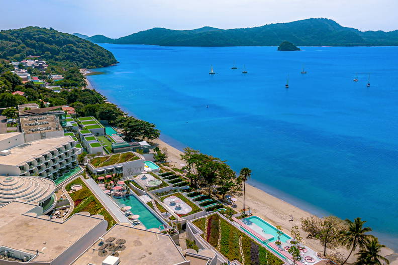 Hotel nad morzem, widok z lotu ptaka.