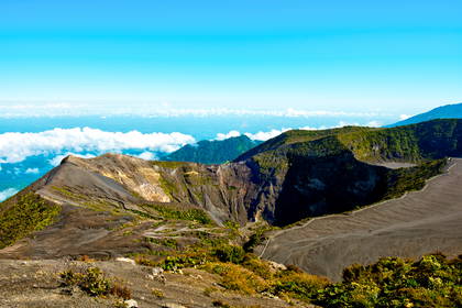 Krater wulkanu porośnięty roślinnością. Widok z góry.