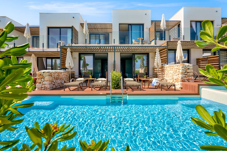 Basen i apartamenty w słoneczny dzień.