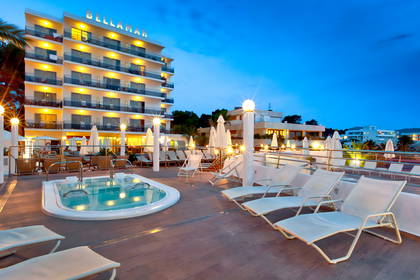 Hotel Bellamar z basenem i leżakami do opalania.