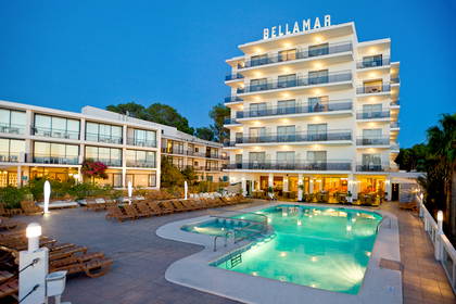 Hotel Bellamar z basenem i leżakami do opalania.
