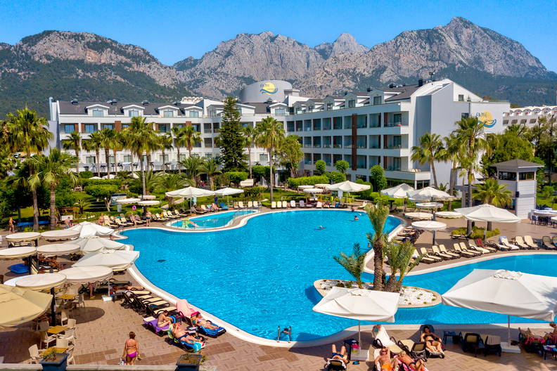 Hotel z basenem i widokiem na góry.