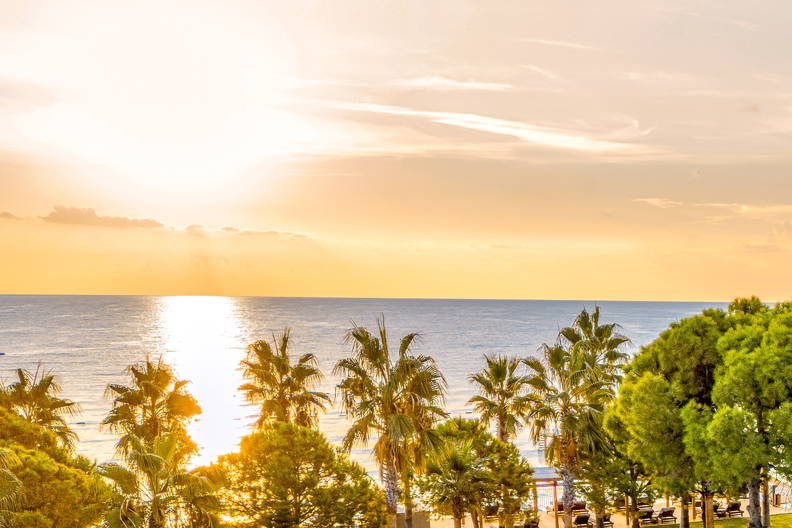 Basen w ośrodku wypoczynkowym z leżakami i parasolami, widok z góry.