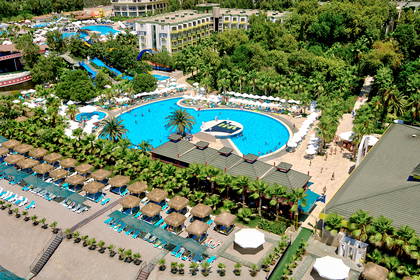 Kompleks hotelowy z basenami i plażą, widok z lotu ptaka.
