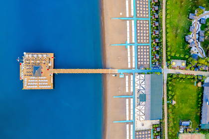 Zdjęcie z lotu ptaka: plaża, molo i ośrodek wypoczynkowy.