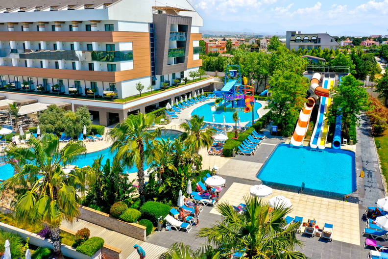 Widok z góry na luksusowy hotel z basenami i zjeżdżalniami.