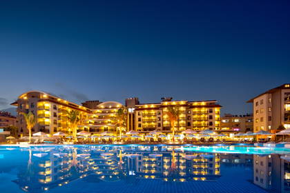 Hotel z basenem o zmierzchu.
