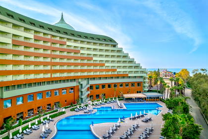 Hotel z basenem i leżakami, widok z góry.