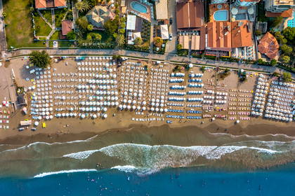Plaża z parasolami i leżakami, widok z góry.