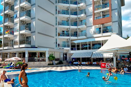 Hotel z basenem i wypoczywającymi gośćmi.
